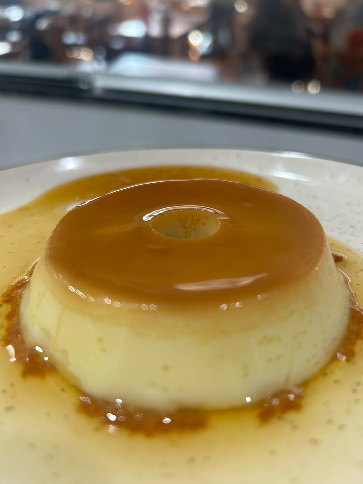 Pudim de leite com calda de caramelo