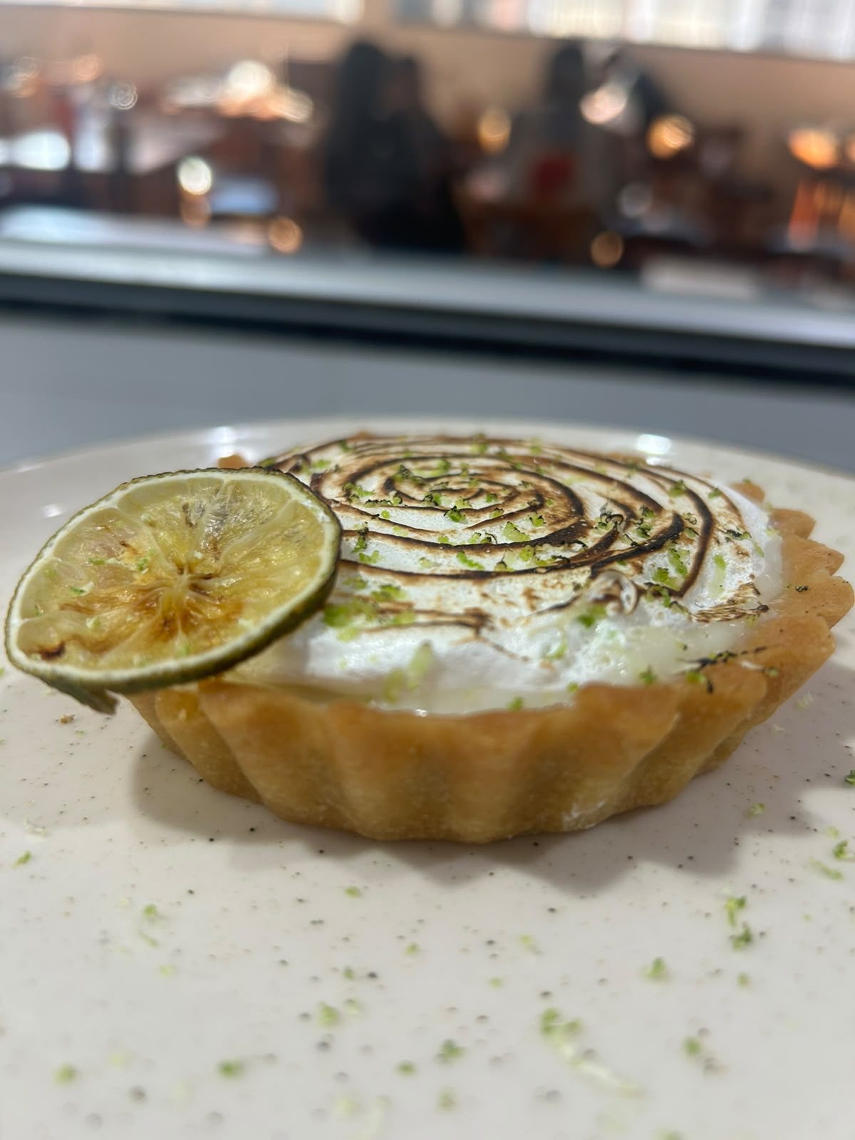 Torta de limão com merengue maçaricado e raspas